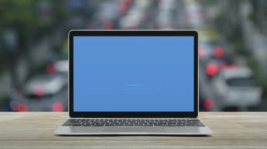 Modern dizüstü bilgisayar ekranındaki mikrofon yassı simge ahşap masadaki kalabalık saatte şehirde arabalar ve yollar, iş iletişimi online konsept