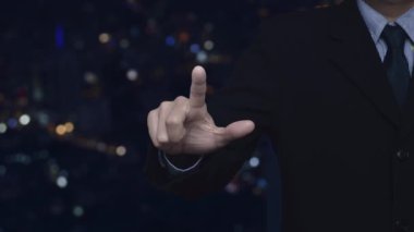 İş adamı, gökdelen, iş seyahati sigortası ve güvenlik kavramının üzerine silikon renkli gece lambası, modern şehir kulesi ve gökdeleni üzerine kalkan düz simgesiyle uçağa baskı yapıyor.