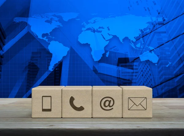Cep telefonu, telefon, e-posta adresi, ahşap blok küplerindeki posta simgesi dünya haritasındaki ahşap masa, modern şehir kulesi ve gökdelen, iş müşteri hizmetleri ve çevrimiçi destek konsepti, NASA tarafından desteklenen bu görüntünün elemanları