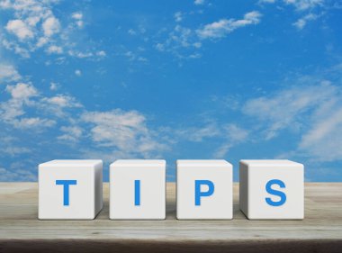 Beyaz blok küpleri üzerine TIPS mektubu mavi gökyüzü üzerinde beyaz bulutlar, iş müşteri hizmetleri ve destek kavramı ile