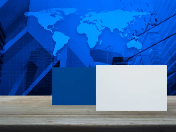 Blanco Wit Blauw Visitekaartje Model Houten Tafel Wereldkaart Stadstoren Wolkenkrabber — Stockfoto