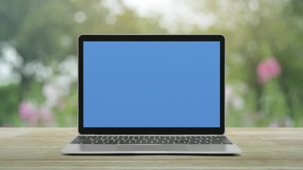 노트북 컴퓨터의 아이콘은 공원의 분홍색 스크린을 모니터한다 Business Legal Service — 비디오