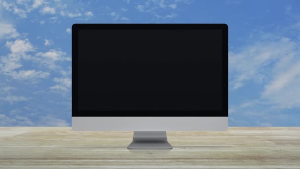 デスクトップ上のマイクフラットアイコン白い雲と青空上の木製のテーブルの上に現代のコンピュータモニタ画面 ビジネスコミュニケーションオンラインコンセプト — ストック動画