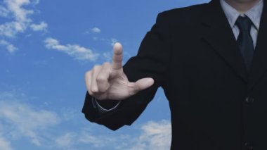 İş adamı, beyaz bulutlu mavi gökyüzü üzerindeki restoran ikonuna baskı yapıyor. İnternet üzerinden iş yemeği teslimatı kavramı.