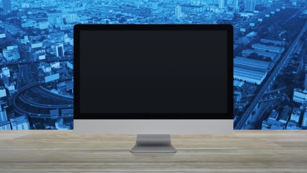 都市の塔 高速道路や超高層ビルの上の木製のテーブル上のデスクトップ近代的なコンピュータモニター画面上の銀行フラットアイコン ビジネスバンキングオンラインコンセプト — ストック動画