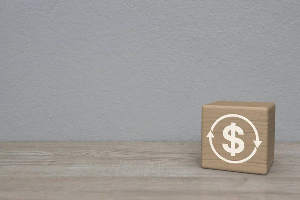 白墙背景下木制桌子上的木块立方体上的货币转帐扁平图标 商业货币兑换服务概念 — 图库照片