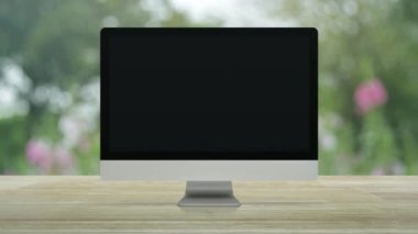 Masaüstü modern bilgisayar monitöründeki mikrofon yassı simgesi parktaki bulanık pembe çiçek ve ağaç üzerinde ahşap masadaki ekran, iş iletişimi çevrimiçi kavramı