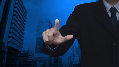 İş adamı, modern ofis kulesi, gökdelen, iş seyahati sigortası ve güvenlik konsepti üzerine kalkan düz ikonu olan uçağa baskı yapıyor.