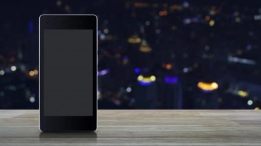Güç düğmesi düz simgesi modern akıllı cep telefonu ekranı üzerinde ahşap masa üzerinde fantezi gece gökyüzü ve ay üzerinde, online iş konsepti başlat