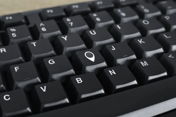 黒いコンピュータのキーボードボタン上の地図ピンポイントの位置アイコン 地図ポインタナビゲーションオンライン概念 — ストック写真