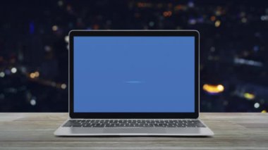 Modern dizüstü bilgisayardaki yassı simge ahşap masadaki ekranda bulanık renkli ofis kulesi ve gökdelen, iş hukuku hizmetleri online konsepti