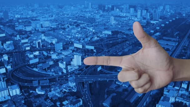 Кнопка Відтворення Плоского Значка Пальці Над Сучасною Міською Вежею Вулицею — стокове відео