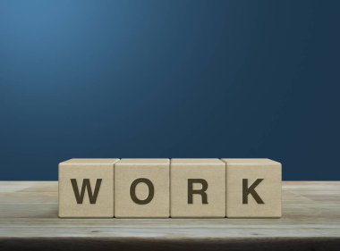 Ahşap blok küpleri üzerine çalışma mektubu açık mavi gradyan arkaplan üzerine ahşap masa, iş ekibi iletişimi kavramı