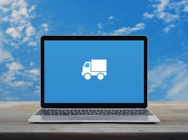 Modern dizüstü bilgisayar ekranında beyaz bulutlu ahşap gökyüzü üzerinde düz ikon teslimat kamyonu, iş ulaşımı online konsept