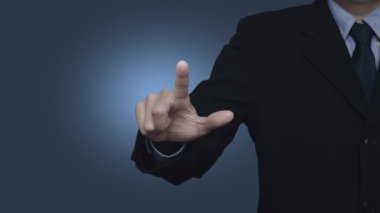 İş adamı, açık mavi arkaplan, iş parası sigortası ve koruma kavramı üzerine kalkan düz simgesi ile dolar basıyor