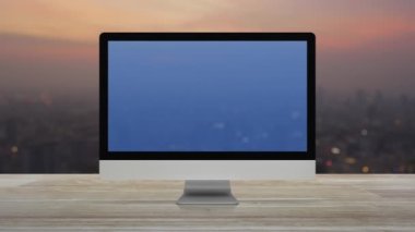 Masaüstü modern bilgisayar ekranındaki asma kilit yassı simgesi ahşap masa üzerindeki şehir manzarası sıcak gün batımında, Teknoloji İnternet siber güvenliği ve güvenlik online konsepti