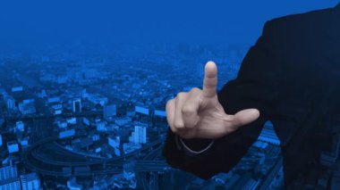 İş adamı, modern ofis kulesi, sokak, ekspres yol ve gökdelen üzerine ücretsiz dağıtım kamyonu ikonu basıyor, iş taşımacılığı hizmeti kavramı