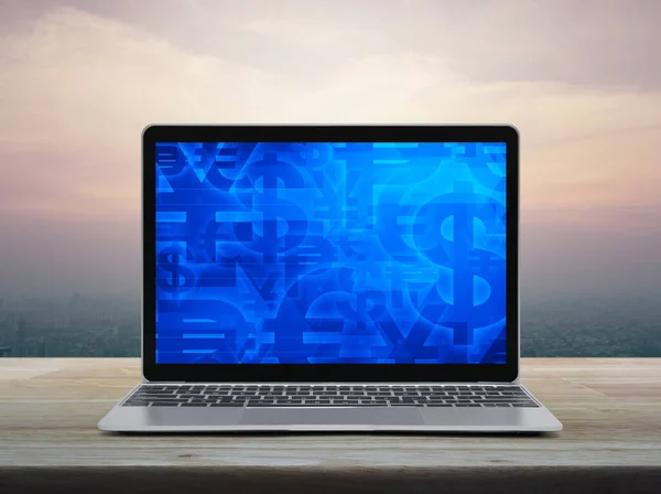 Symbol Waluty Finansowej Nowoczesnym Laptopie Ekranie Komputera Drewnianym Stole Nad — Zdjęcie stockowe