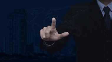 Dünya haritası üzerinde simgesi olan bir uçağa basan iş adamı, modern şehir kulesi ve gökdelen, iş seyahati sigortası ve güvenlik konsepti, NASA tarafından desteklenen bu görüntünün unsurları.
