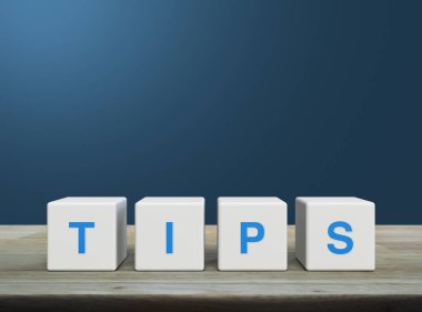 Açık mavi arkaplan, iş dünyası müşteri hizmetleri ve destek kavramı üzerine beyaz blok küpleri üzerine TIPS mektubu