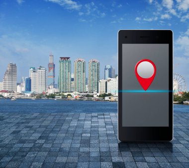 Şehir kulesi, nehir ve mavi gökyüzü üzerinde taş döşeme üzerinde modern akıllı cep telefonu ekranı üzerinde harita pin düğmesi, harita işaretleyici çevrimiçi konsept