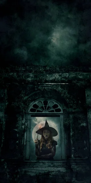 Bruxa Halloween Segurando Varinha Mágica Janela Castelo Antigo Sobre Lua — Fotografia de Stock