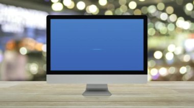 Masaüstü modern bilgisayar ekranındaki yasalar düz simgesi bulanık ışık ve alışveriş merkezinin gölgesi üzerine kurulu ahşap masa üzerindeki bilgisayar monitörü, iş hukuku hizmeti online konsepti