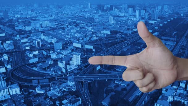 Кнопка Живлення Плоский Значок Пальці Над Сучасною Міською Вежею Вулицею — стокове відео