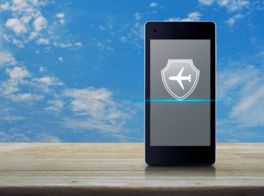Modern akıllı cep telefonu ekranında, beyaz bulutlu mavi gökyüzü üzerinde beyaz bulutlu, iş seyahati sigortası ve güvenlik online konsepti olan düz simgeli uçak.