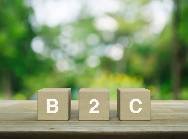 B2C Letter Wood Block Cubes Wooden Table Blur Green Tree — Fotografia de Stock
