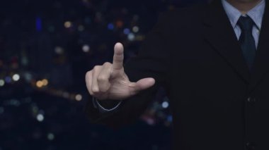 İşadamı çekiç ve anahtara basıyor. Bulanık renkli gece lambası, modern şehir kulesi ve gökdelen, iş yeri servis konsepti üzerine ev resmi çiziyor.