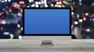 Masaüstü modern bilgisayar ekranındaki yassı simge ahşap masadaki bulanık gece lambası trafik sıkışıklığı yolu üzerinde, iş hukuku hizmeti online konsepti