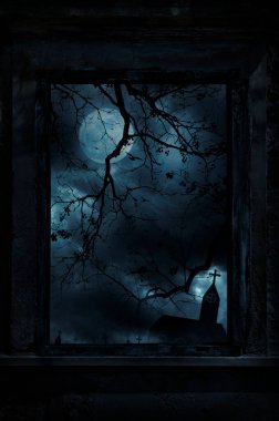 Eski hasarlı pencere duvarı haç, kilise, ölü ağaç dolunay, kuşlar ve ürkütücü bulutlu gökyüzü, Cadılar Bayramı gizemi