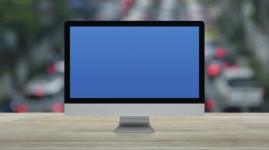 Masaüstü modern bilgisayar monitöründeki yasalar yasası simgesi ahşap masadaki kalabalık saatinde şehirde arabalar ve yollar, iş hukuku hizmetleri online konsepti
