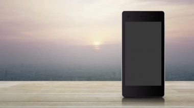 Modern akıllı cep telefonu ekranında asma kilit simgesi ahşap masa üzerinde ahşap masa ve günbatımında gökdelen, klasik tarz, teknoloji internet güvenliği ve güvenlik online konsepti