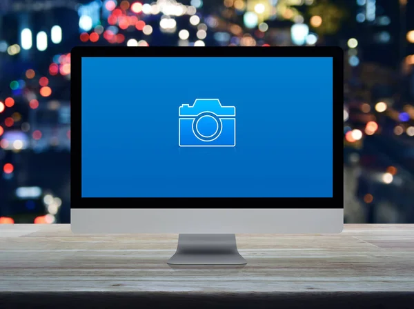 Camera Flat Icon Modern Computer Screen Wooden Table Blur Colorful — Zdjęcie stockowe