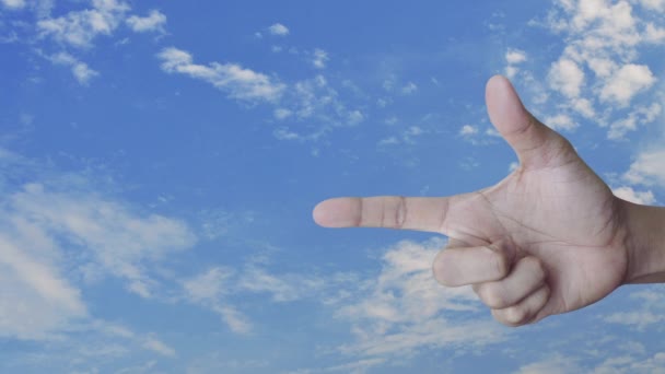 Кнопка Живлення Плоский Значок Пальці Над Блакитним Небом Білими Хмарами — стокове відео