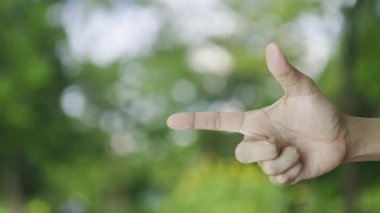 Park 'taki bulanık yeşil ağaç üzerinde ev simgesi olan çekiç ve ingiliz anahtarı, iş yeri servis konsepti
