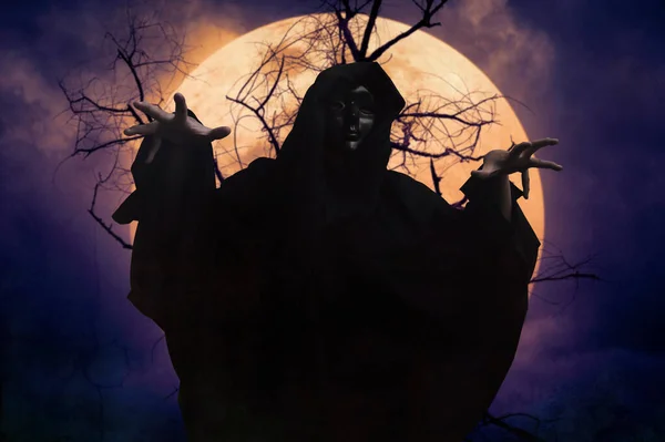 Grim Reaper Στέκεται Πάνω Από Νεκρό Δέντρο Πανσέληνο Και Τρομακτικό — Φωτογραφία Αρχείου