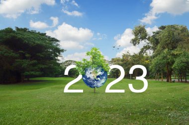 Gezegen ve ağaç yeşil çimlerin üzerinde 2023 beyaz metin, Mutlu yıllar 2023 ekolojik kapak, Dünya kavramını koru, NASA tarafından desteklenen bu görüntünün elementleri