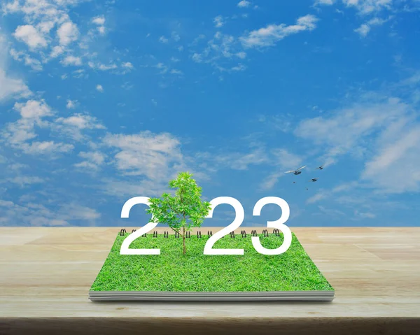 2023 Beyaz Metin Yeşil Çimenler Üzerinde Büyüyen Ağaç Açık Kitap — Stok fotoğraf