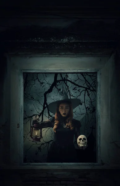 Bruxa Halloween Segurando Lâmpada Antiga Crânio Velha Janela Madeira Danificada — Fotografia de Stock