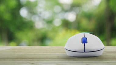 Kameranın düz simgesi, kablosuz bilgisayar faresi parktaki bulanık yeşil ağacın üzerinde, iş kamerası dükkânı online konsepti.