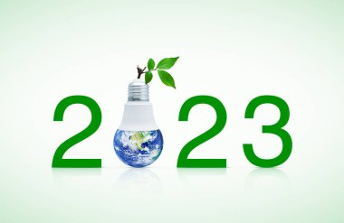 2023 yazı ve toprak küre kurşun lamba içinde taze yeşil ağaç yaprakları, mutlu yeni yıl 2023 ekoloji ve tasarruf enerji konsepti, NASA tarafından desteklenen bu görüntünün elementleri