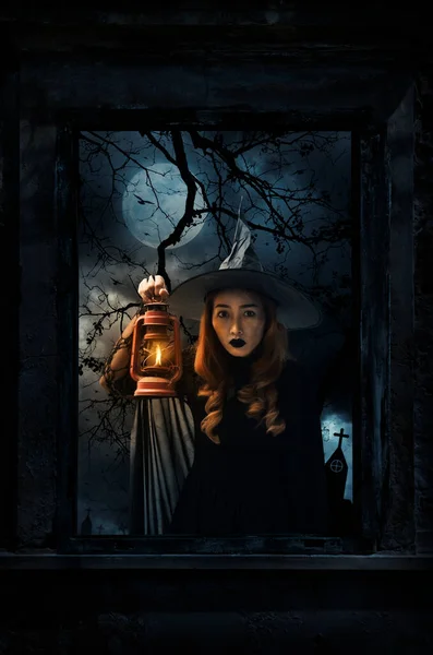 Bruxa Halloween Segurando Lâmpada Antiga Velha Janela Madeira Danificada Com — Fotografia de Stock