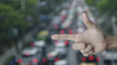 Çekiç ve ingiliz anahtarı ile ev düz simge parmak üzerine bulanık trafik saati üzerinde şehir içinde arabalar ve yol, İş Ev Servisi konsepti