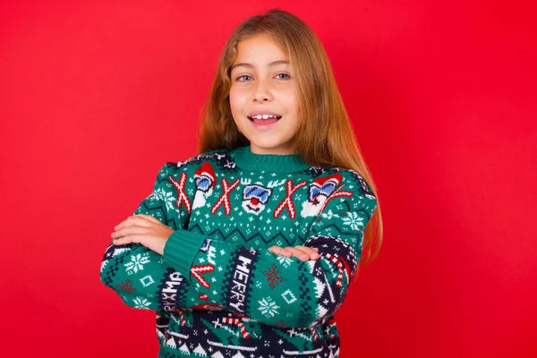 Menina Bonita Vestindo Camisola Natal Sendo Feliz Sorrindo Cruzou Braços — Fotografia de Stock