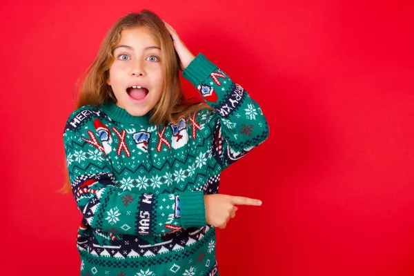 Schönes Mädchen Weihnachtspullover Das Sich Positiv Fühlt Hat Erstaunte Mienen — Stockfoto