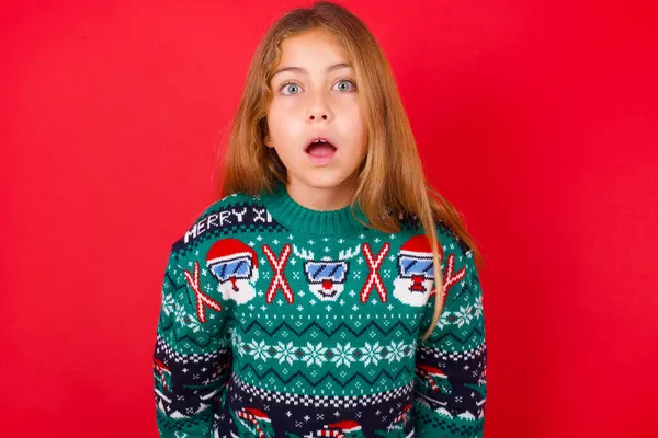 Mooi Meisje Dragen Kerst Trui Hebben Verbijsterd Geschokt Kijken Met — Stockfoto