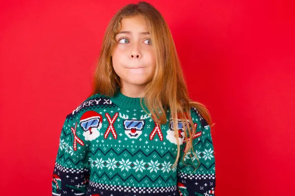 Amazed Puzzled Beautiful Girl Wearing Christmas Sweater Curves Lips Has — Stock Photo, Image